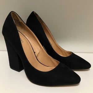 ✨Black closed-toe heels✨